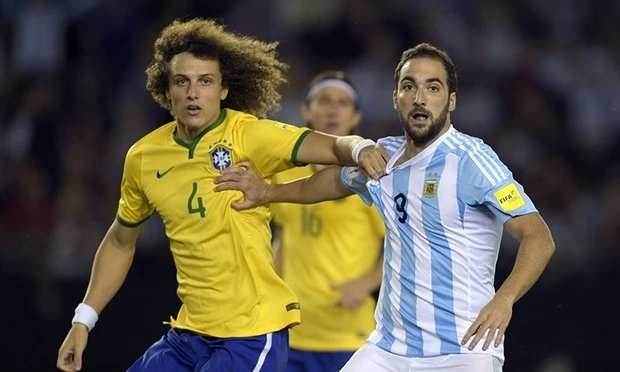 D. Luiz (áo vàng, Brazil) tranh bóng với Higuain.