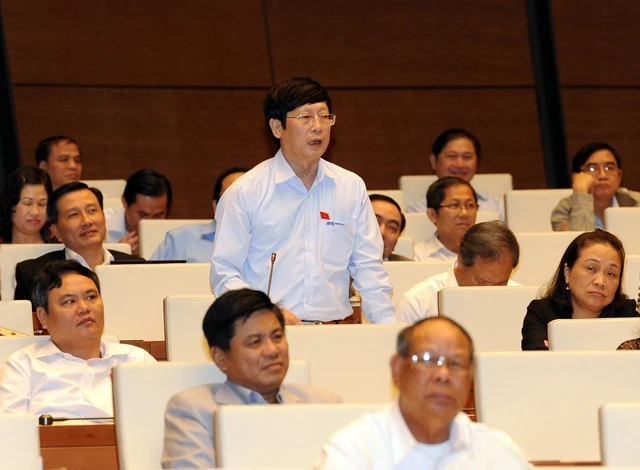 Đại biểu QH tỉnh Thái Nguyên phát biểu ý kiến tại Hội trường.