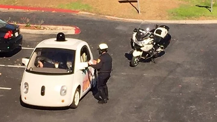 Cảnh sát yêu cầu dừng xe tự lái của Google.