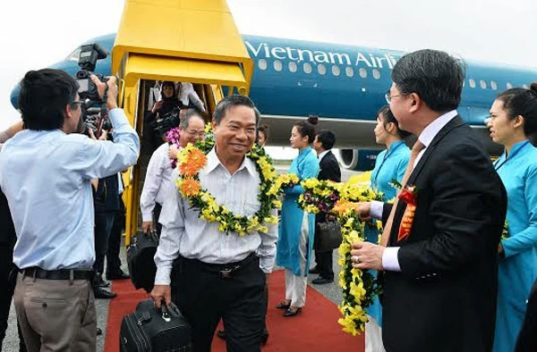Chào đón những hành khách đầu tiên trên chuyến bay Nha Trang - Hải Phòng.