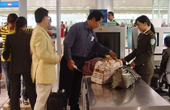 Nhân viên an ninh hàng không đang kiểm tra các vật dụng an toàn cho chuyến bay.