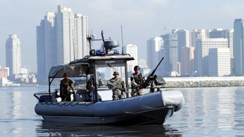 Hải quân Phi-li-pin tuần tra bảo đảm an ninh cho Tuần lễ cấp cao APEC. Ảnh ROI-TƠ