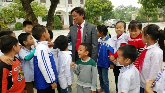Thầy giáo Bùi Văn Khoa bên những "chủ nhân tương lai" của đất nước.