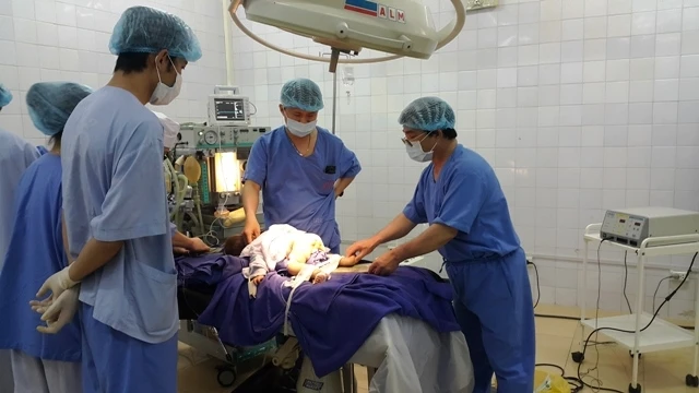 Các bác sĩ Bệnh viện Sản - Nhi Lào Cai phẫu thuật tạo hậu môn cho cháu bé bị dị tật sau khi sinh.