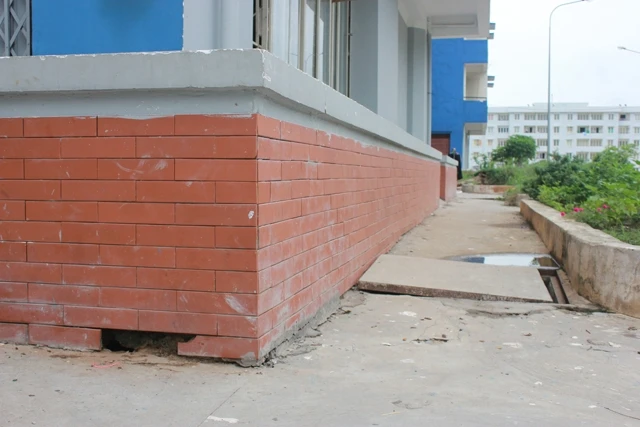 Chung cư Vĩnh Lộc (TP Hồ Chí Minh) sau một năm đưa vào sử dụng, đã xuống cấp, lún nứt.