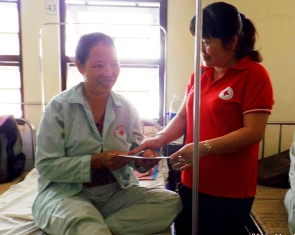 Hội CTĐ tỉnh và xã Phong Hải trao các phần quà cho những bệnh nhân có hoàn cảnh khó khăn đang điều trị tại bệnh viện.