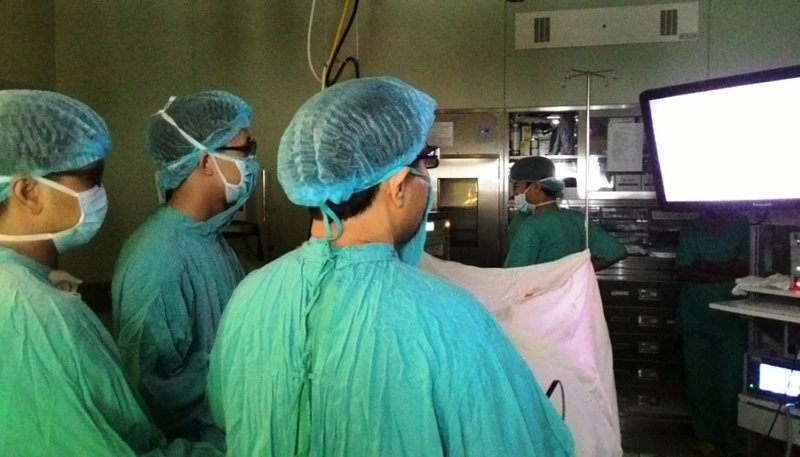 Ê-kíp các bác sĩ tiến hành ca mổ nội soi ung thư dạ dày bằng kỹ thuật 3D đầu tiên tại Bệnh viện T.Ư Huế.