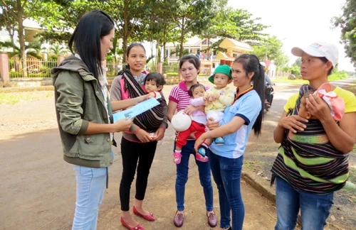 Cán bộ Trạm y tế xã Hòa Xuân, TP Buôn Ma Thuột tuyên truyền, nâng cao nhận thức trong phòng, chống HIV/AIDS cho phụ nữ dân tộc thiểu số.