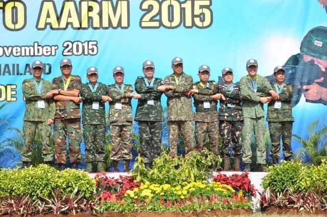 Các Tư lệnh lục quân ASEAN chụp ảnh lưu niệm.