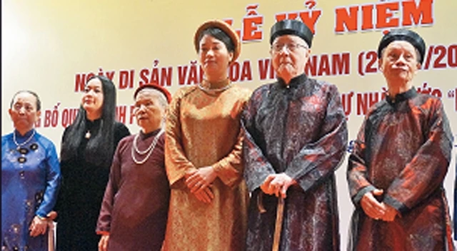 Nghệ nhân Nguyễn Văn Mùi (người thứ hai từ phải sang) và con gái trong lễ công bố quyết định trao tặng danh hiệu Nghệ nhân Ưu tú của TP Hà Nội.