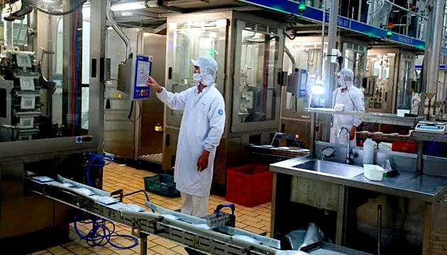 Vận hành một dây chuyền sản xuất sữa nước tại Nhà máy Sữa Việt Nam (Khu công nghiệp Mỹ Phước 2, tỉnh Bình Dương) của Vinamilk.