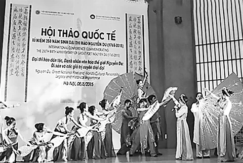 Tiếng thơ ai động đất trời