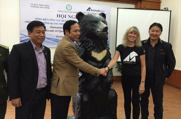 Tổ chức AAF trao tặng bức tượng gấu cho lãnh đạo tỉnh Quảng Ninh.