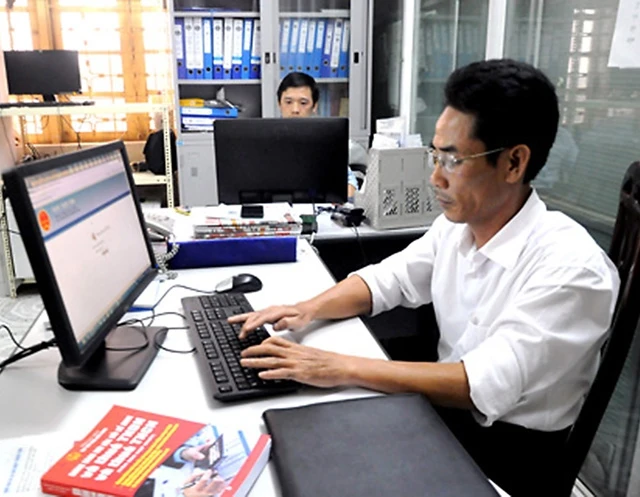 Cán bộ Cục Thuế Vĩnh Phúc hỗ trợ trực tuyến đăng ký nộp thuế điện tử.