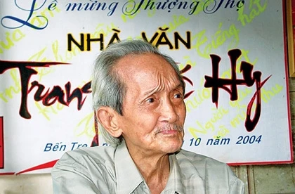 Nhà văn Trang Thế Hy trong lễ mừng thọ của mình năm 2004. Ảnh: Trang web Hội Nhà văn TP Hồ Chí Minh.