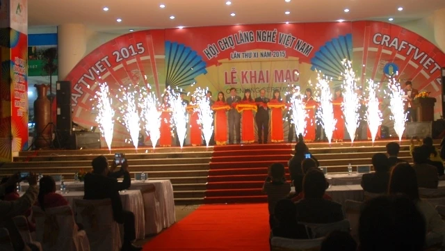 Cắt băng khai mạc Hội chợ làng nghề Việt Nam 2015, tối 12-12.