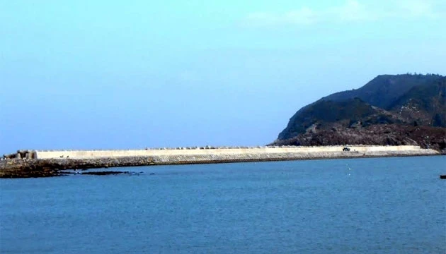 Công trình đê biển nối đảo Hòn La với đảo Hòn Cỏ (Quảng Bình) vừa hoàn thành.