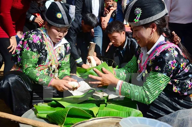 Thi gói bánh dày tại Ngày hội văn hóa dân tộc Mông.