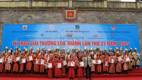 Thứ trưởng Xây dựng Nguyễn Đình Toàn trao Giải thưởng Loa Thành cho các đồ án xuất sắc.