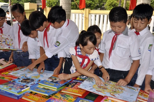Những buổi triển lãm, giới thiệu sách truyện luôn thu hút đông đảo học sinh huyện Quỳnh Phụ (Thái Bình) tham gia.        Ảnh: TÙNG MAI