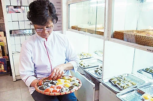 Bà Phạm Thị Hồng Hà và sản phẩm bánh cổ truyền của gia đình.