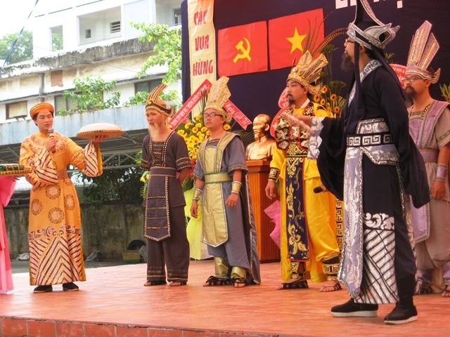 Sân khấu hóa lịch sử các Vua Hùng tại các trường học ở TP Hồ Chí Minh góp phần phát huy giá trị của tín ngưỡng thờ cúng Hùng Vương. 