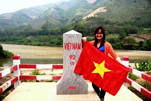 Nụ cười nơi sông Hồng chảy vào đất Việt. Ảnh: Thùy Mai