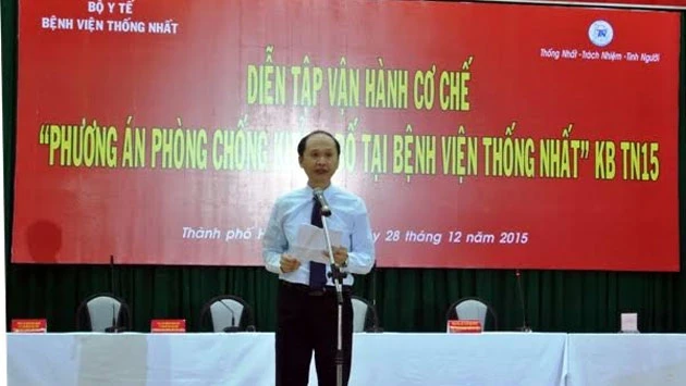Thứ trưởng Bộ Y tế phát lệnh cuộc diễn tập.