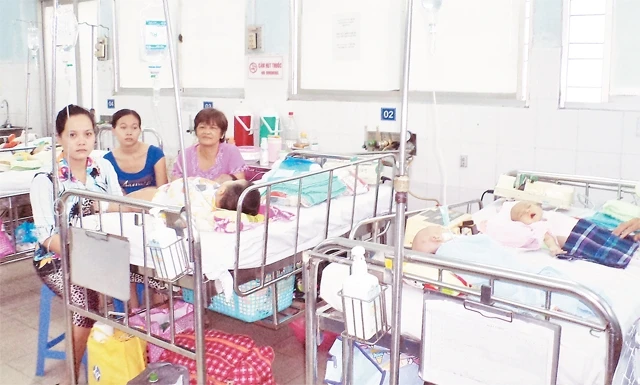 Nhiều trẻ mắc các bệnh về đường hô hấp đang điều trị tại Bệnh viện Nhi Đồng 1.