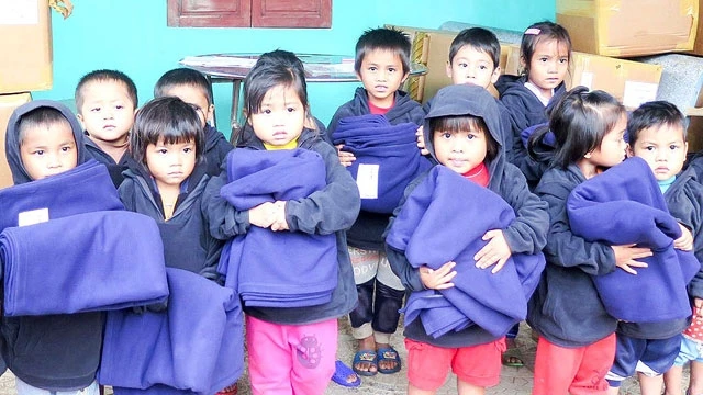 Trẻ em huyện miền núi Đakrông (Quảng Trị) nhận áo ấm.