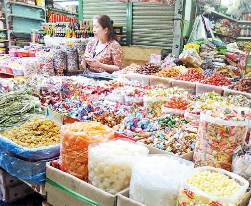 Các loại bánh, kẹo, mứt Tết bán tính ký không nhãn mác, không xuất xứ, không bảo đảm vệ sinh được bày bán tràn lan tại nhiều chợ.