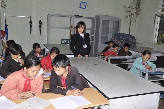 Giờ học tiếng Việt của học sinh Trường Phổ thông dân tộc bán trú tiểu học và THCS Sà Phìn (Đồng Văn, Hà Giang). Ảnh: QUÝ TÙNG