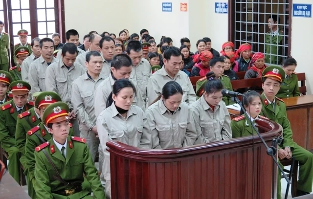 Các bị cáo bị truy tố trước phiên tòa xét xử.