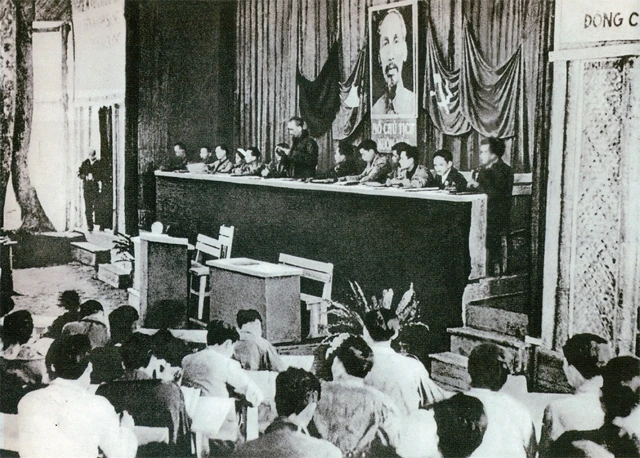 Chủ tịch Hồ Chí Minh đọc diễn văn tại Đại hội lần thứ II của Đảng ở căn cứ địa Tuyên Quang. Ảnh tư liệu