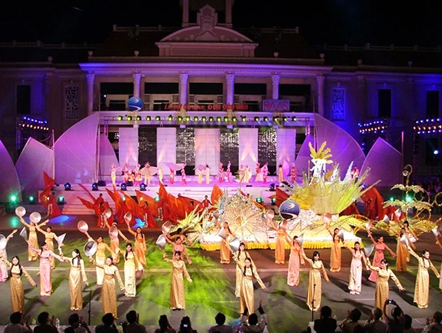 Biểu diễn nghệ thuật trong chương trình Festival Biển Nha Trang.