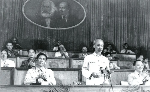 Chủ tịch Hồ Chí Minh đọc diễn văn tại Đại hội đại biểu toàn quốc lần thứ III của Đảng ở Thủ đô Hà Nội. Ảnh tư liệu