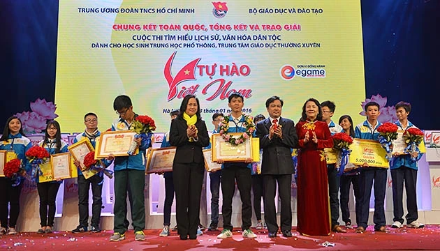 Thí sinh Huỳnh Thanh Thân (giữa) nhận các giải thưởng từ Ban tổ chức.