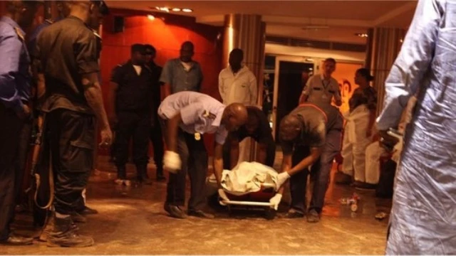 Lực lượng an ninh đưa các thi thể ra khỏi khách sạn Splendid.