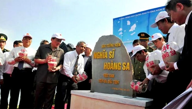 Các đại biểu làm lễ đặt đá xây Khu tưởng niệm Nghĩa sĩ Hoàng Sa.