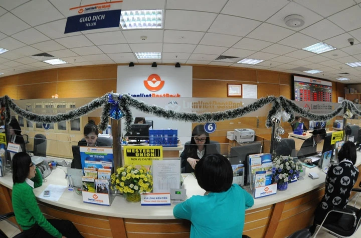 Khách hàng đến giao dịch tại Ngân hàng TMCP Bưu điện Liên Việt (LienVietPostBank).