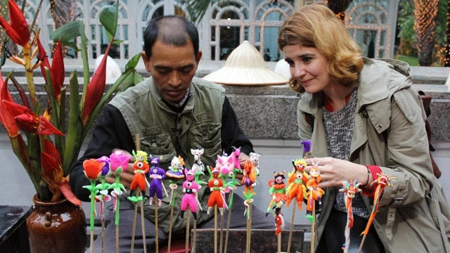 Du khách tìm hiểu về tò he tại chợ phiên.