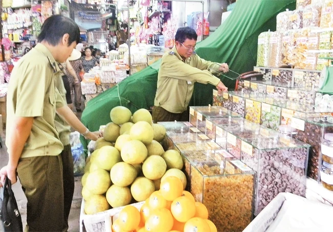 Lực lượng Quản lý thị trường tỉnh Thừa Thiên - Huế kiểm tra chất lượng hàng hóa ở các chợ trên địa bàn tỉnh.