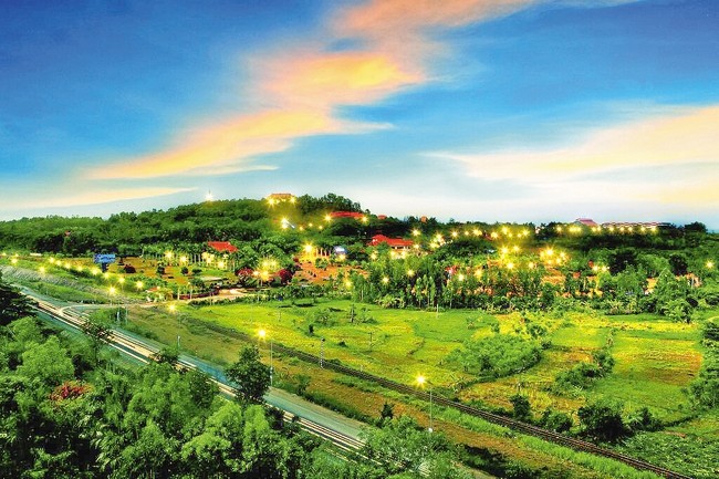 Xứ sở hoa vàng trên cỏ xanh là một trong những cụm từ đặc biệt có nghĩa là đất nước Việt Nam. Hãy cùng khám phá những hình ảnh đặc trưng của xứ sở này với những cánh đồng, hoa đua nở, những con đường đầy màu sắc và những nụ cười.