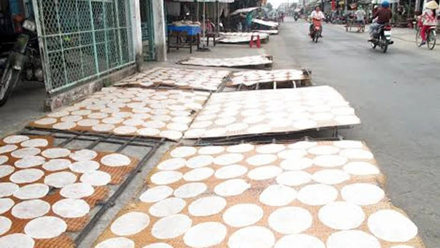 Một góc làng nghề bánh phồng Phú Mỹ.