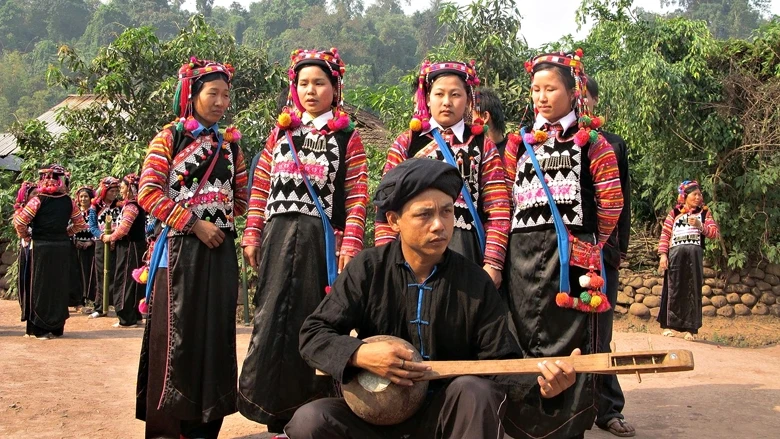  Một đội văn nghệ thôn bản ở xã Sín Thầu, huyện Mường Nhé, tỉnh Điện Biên tập hát dân ca Hà Nhì.