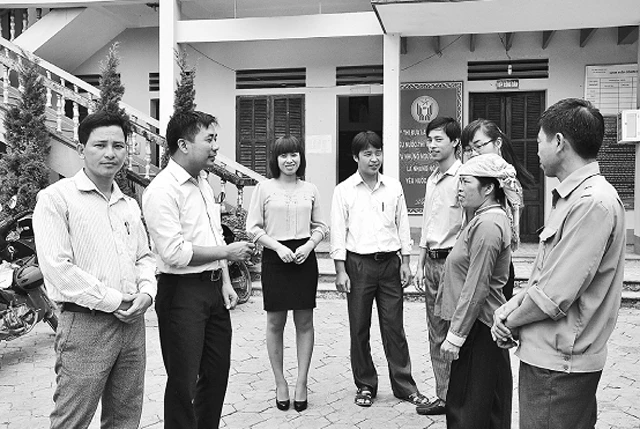 Lãnh đạo xã Quang Kim trao đổi với nhân dân kinh nghiệm để phát triển sản xuất, xây dựng nông thôn mới ở địa phương.