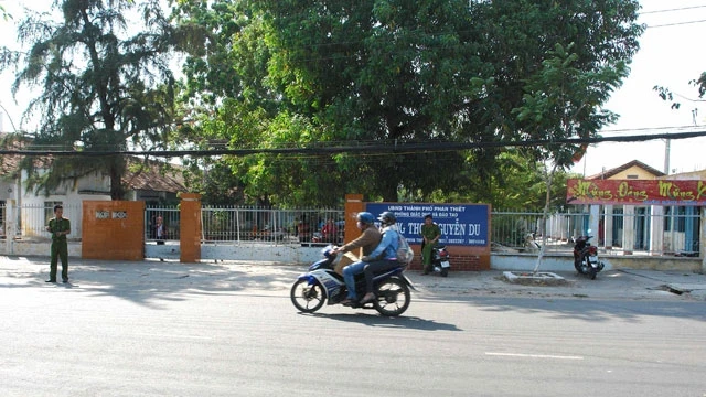 Hiện trường trước cổng trường THCS Nguyễn Du, TP Phan Thiết, nơi xảy ra vụ án mạng.