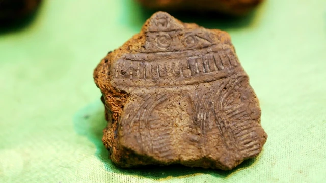 Một mảnh khuôn đúc trống đồng tìm thấy ở Luy Lâu. Ảnh: VƯƠNG ANH