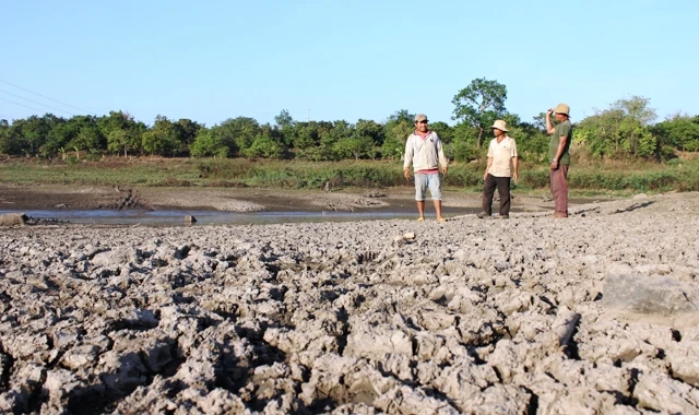 Hồ Buôn Bua có dung tích một triệu m3 đã cạn phơi đáy nhiều tháng nay.