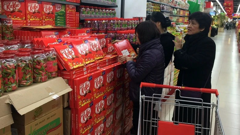 Người tiêu dùng mua bánh kẹo tại siêu thị Vinmart Royal City (Hà Nội).